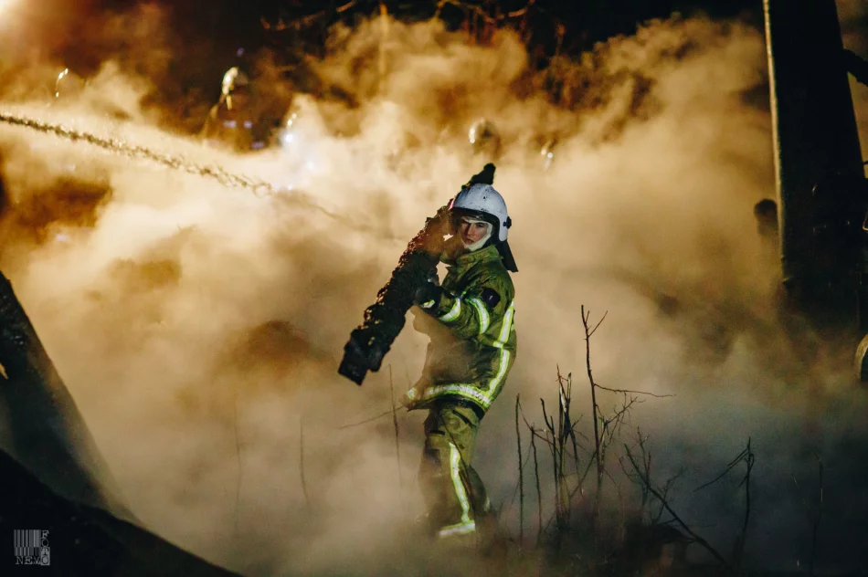 Pożar budynku gospodarczego - strażacy uratowali dom - zdjęcie 16