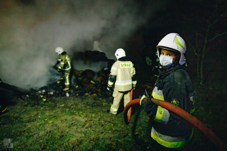 Pożar budynku gospodarczego - strażacy uratowali dom - zdjęcie 17