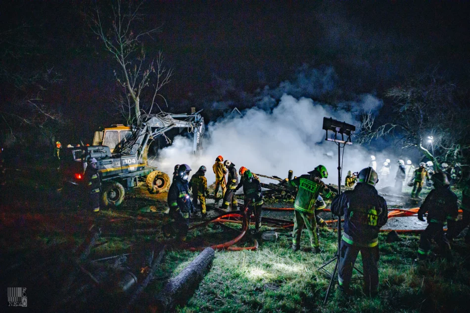 Pożar budynku gospodarczego - strażacy uratowali dom - zdjęcie 18