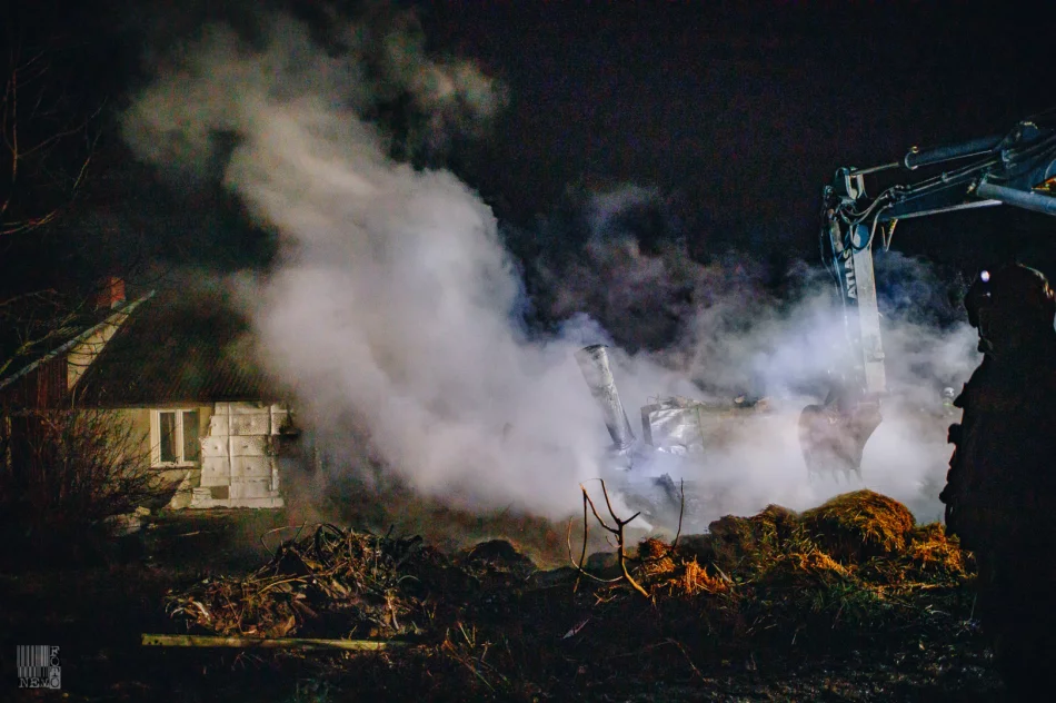 Pożar budynku gospodarczego - strażacy uratowali dom - zdjęcie 20