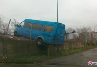 Stoczył się z dworca i zawisł na murze - zdjęcie główne