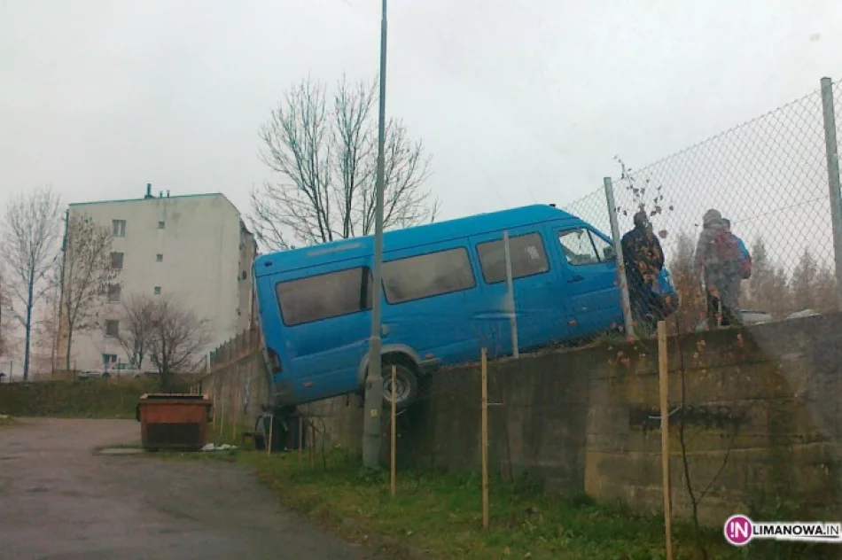 Stoczył się z dworca i zawisł na murze - zdjęcie 2