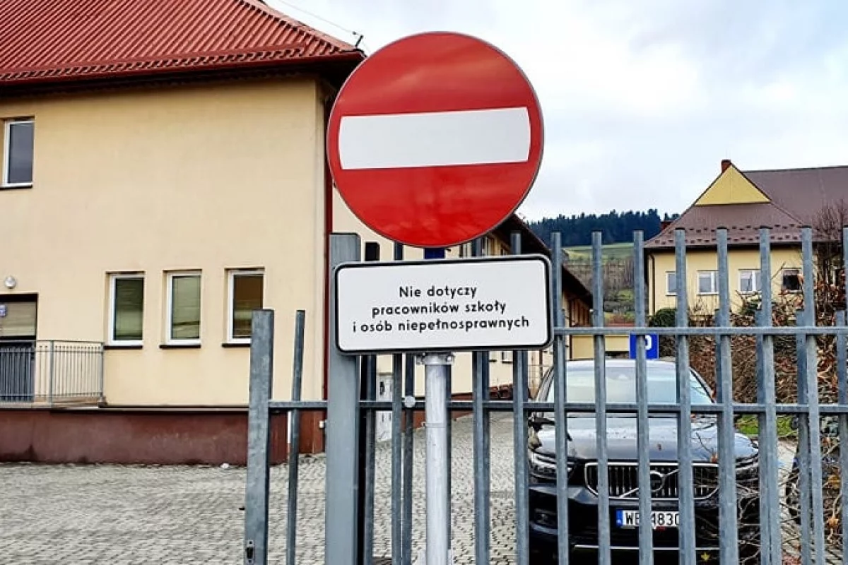 Rodzice mają problem z parkowaniem - dyrekcja szkoły wprowadziła zakaz