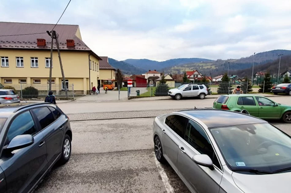 Rodzice mają problem z parkowaniem - dyrekcja szkoły wprowadziła zakaz - zdjęcie 3