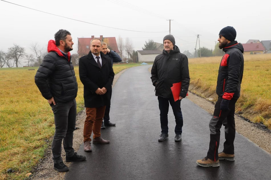 Odbiór techniczny wyremontowanej drogi w Kisielówce - zdjęcie 7