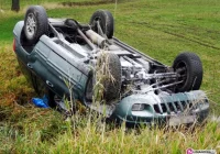 Dachowanie i pożar: dwoje poszkodowanych - zdjęcie główne