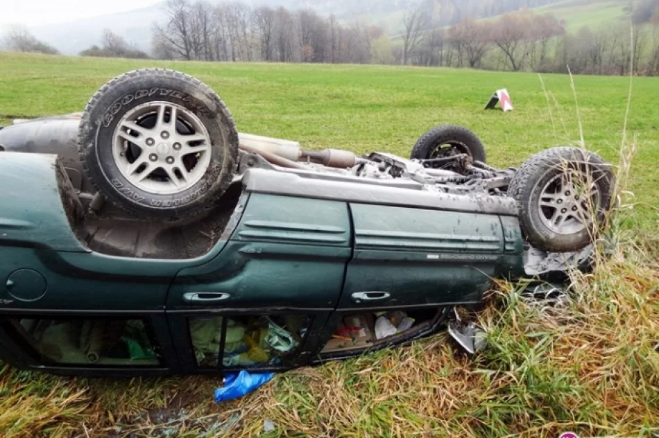 Dachowanie i pożar: dwoje poszkodowanych - zdjęcie 2