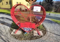 Serce na nakrętki przy urzędzie gminy - zdjęcie główne
