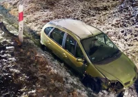 Zderzenie dwóch aut, jeden z pojazdów wypadł z jezdni - zdjęcie główne