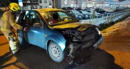 Zderzenie dwóch aut, jeden z pojazdów wypadł z jezdni - zdjęcie 2