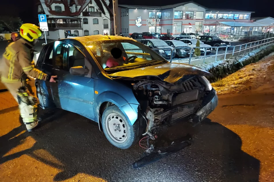 Zderzenie dwóch aut, jeden z pojazdów wypadł z jezdni - zdjęcie 2