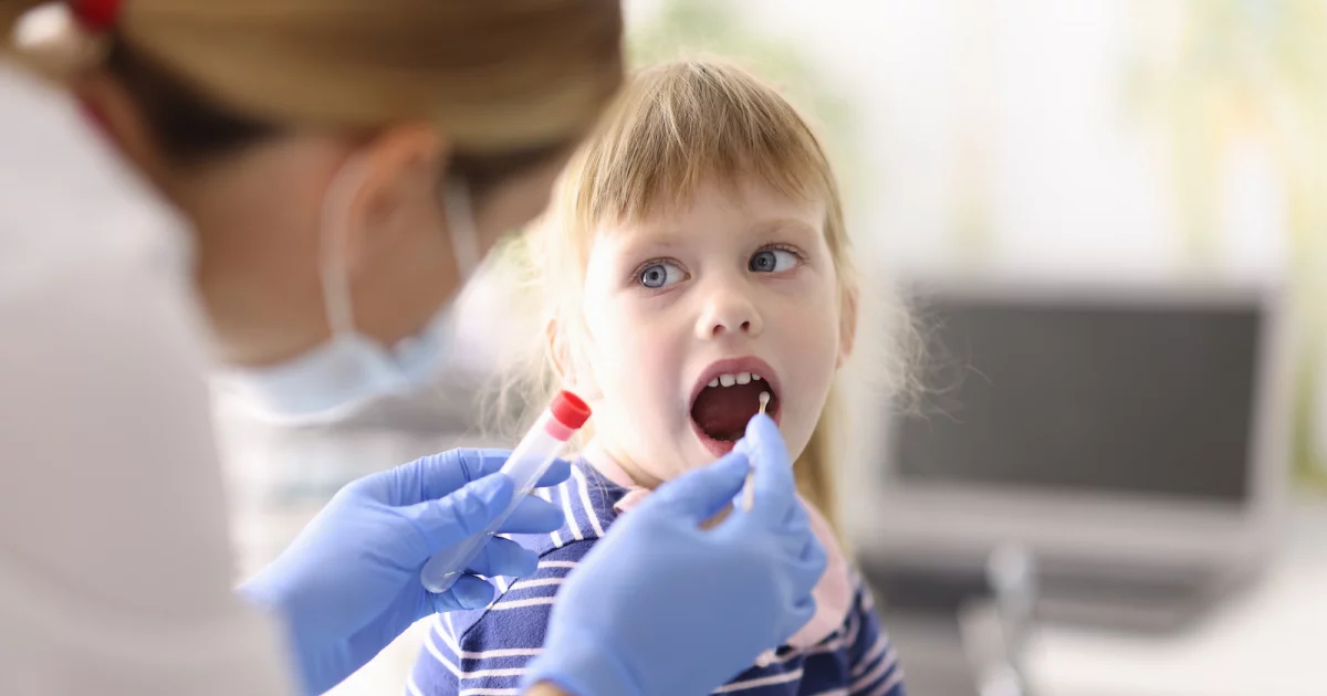 Jakie objawy ma tegoroczna odmiana koronawirusa? Ekspert wyjaśnia