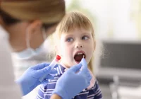 Jakie objawy ma tegoroczna odmiana koronawirusa? Ekspert wyjaśnia - zdjęcie główne