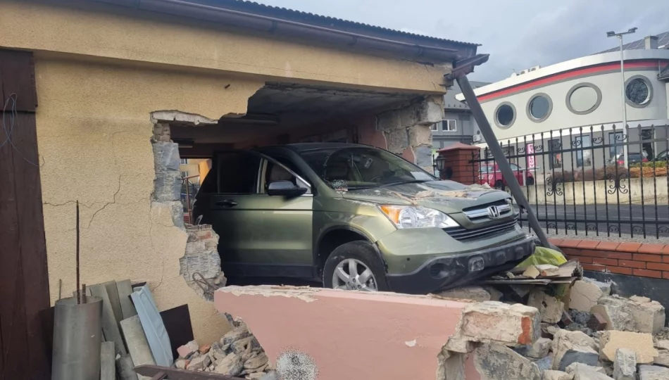 Tragedia przy parkowaniu w garażu - potrąceni dwaj mężczyźni, jeden z nich zmarł - zdjęcie 1