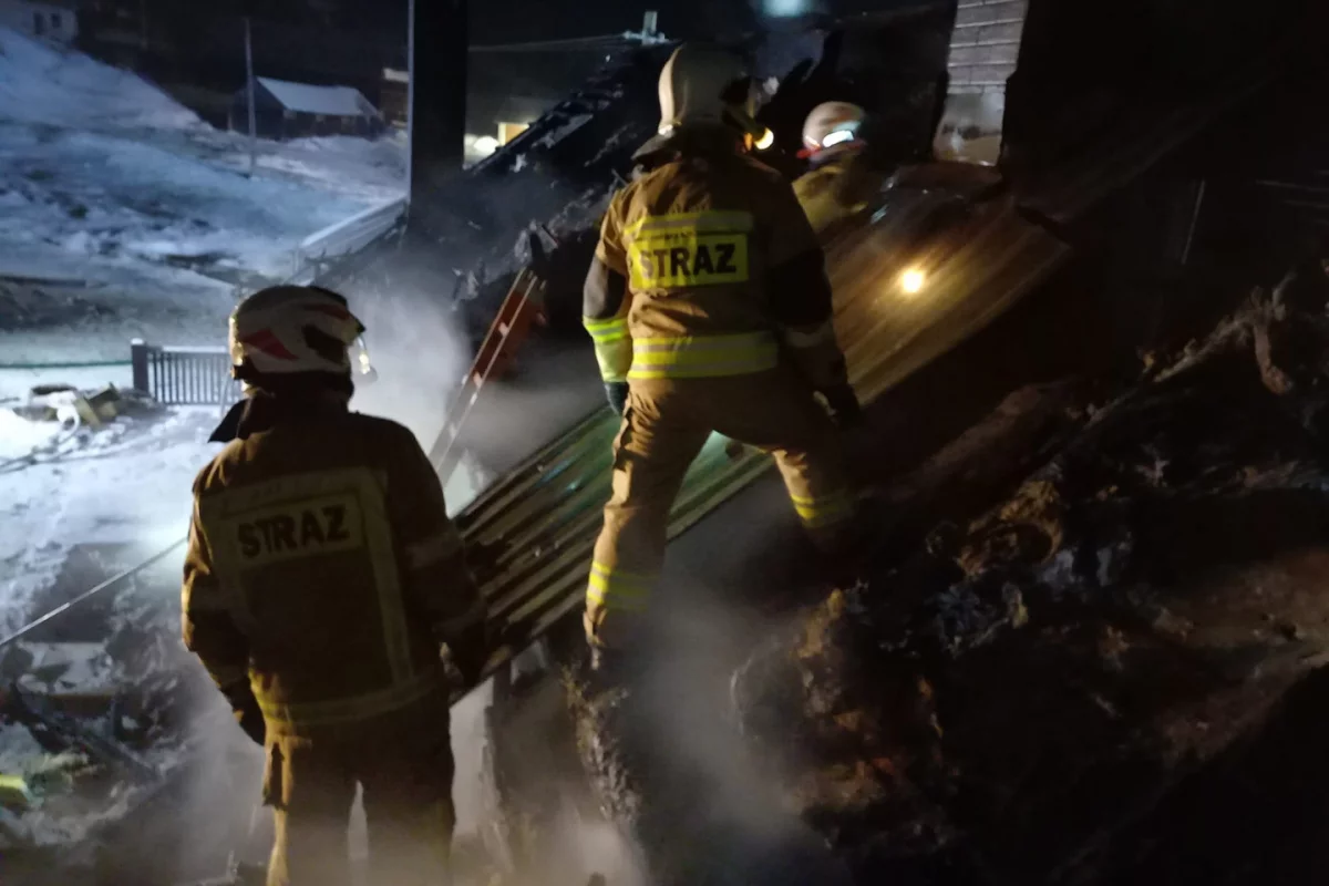 W nocy zapalił się budynek, strażacy mieli utrudniony dojazd