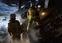 W nocy zapalił się budynek, strażacy mieli utrudniony dojazd - zdjęcie główne