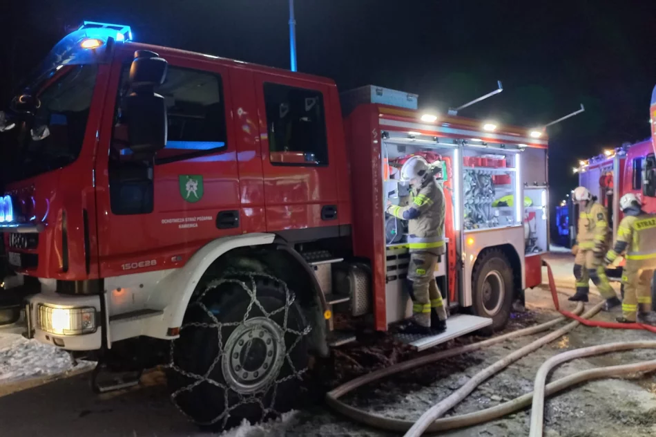 W nocy zapalił się budynek, strażacy mieli utrudniony dojazd - zdjęcie 2