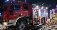 W nocy zapalił się budynek, strażacy mieli utrudniony dojazd - zdjęcie 2