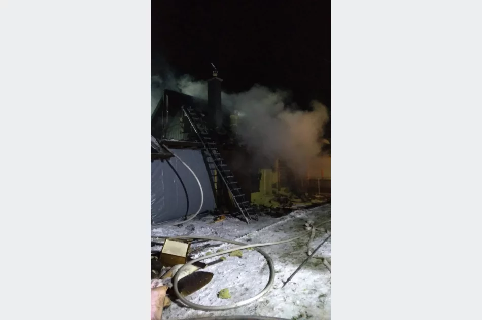 W nocy zapalił się budynek, strażacy mieli utrudniony dojazd - zdjęcie 4