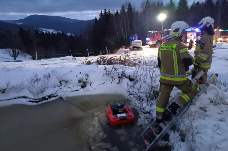 W nocy zapalił się budynek, strażacy mieli utrudniony dojazd - zdjęcie 5