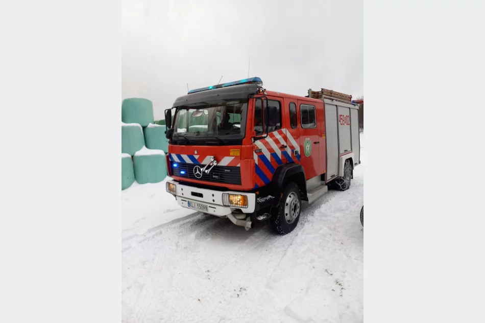 W nocy zapalił się budynek, strażacy mieli utrudniony dojazd - zdjęcie 6