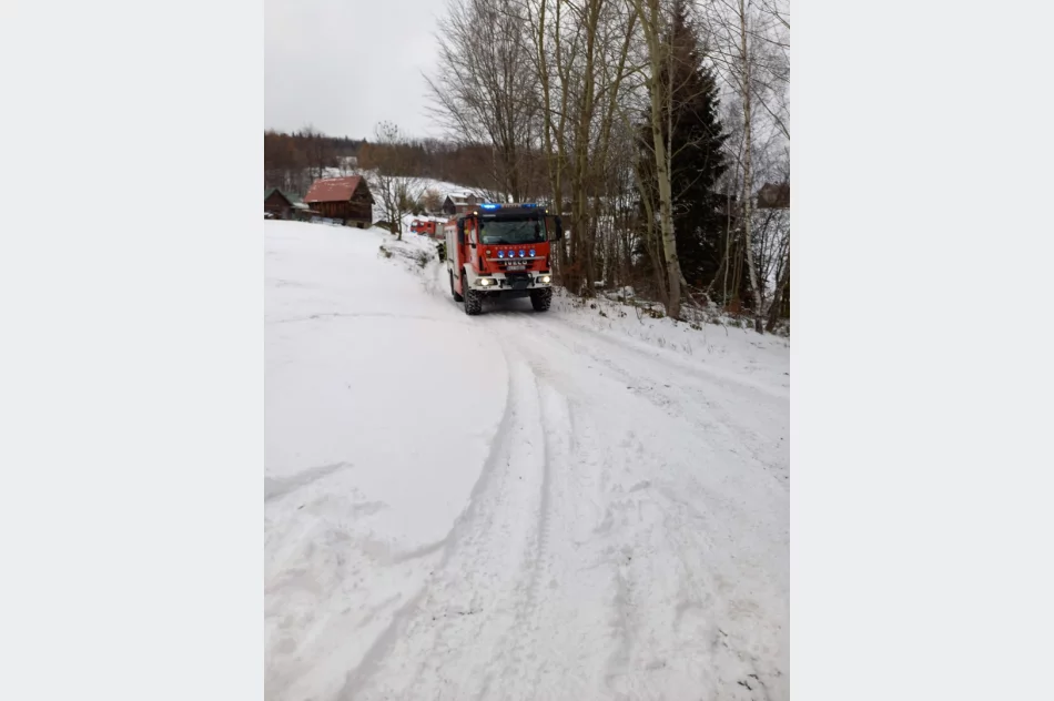 W nocy zapalił się budynek, strażacy mieli utrudniony dojazd - zdjęcie 7