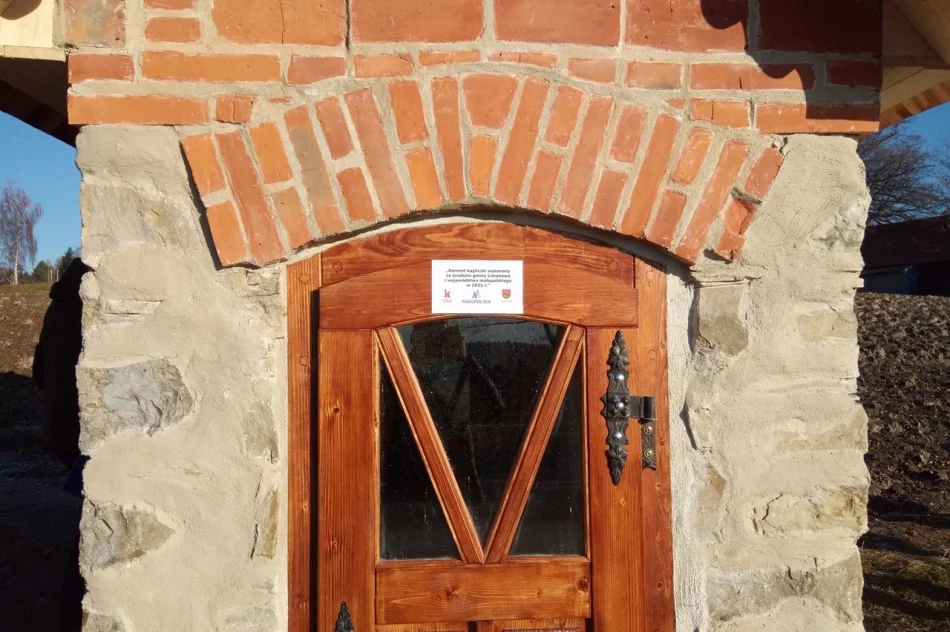 Odnowiono wiekową kapliczkę znajdującą się przy DK 28 - zdjęcie 2