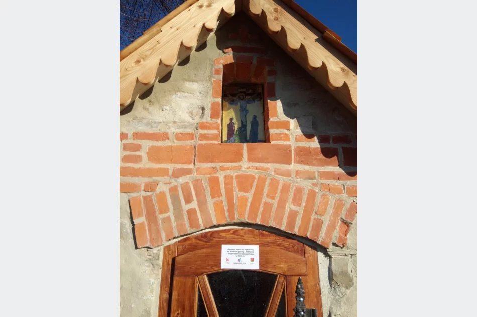 Odnowiono wiekową kapliczkę znajdującą się przy DK 28 - zdjęcie 3