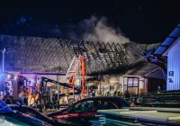 Strażacy gasili pożar zabudowań gospodarczych - zdjęcie główne