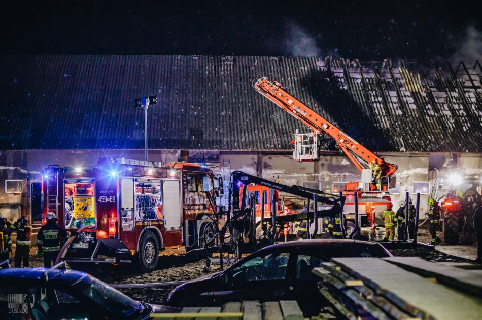Strażacy gasili pożar zabudowań gospodarczych - zdjęcie 4