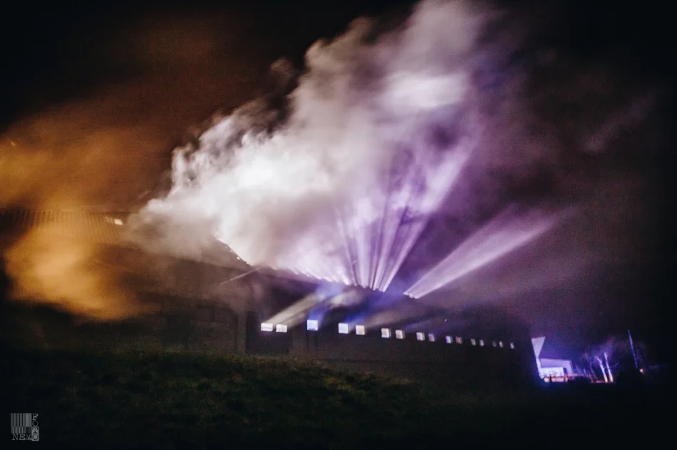 Strażacy gasili pożar zabudowań gospodarczych - zdjęcie 6