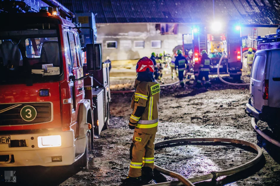 Strażacy gasili pożar zabudowań gospodarczych - zdjęcie 7