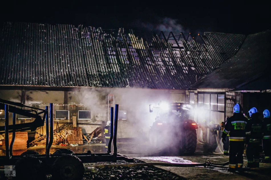 Strażacy gasili pożar zabudowań gospodarczych - zdjęcie 10
