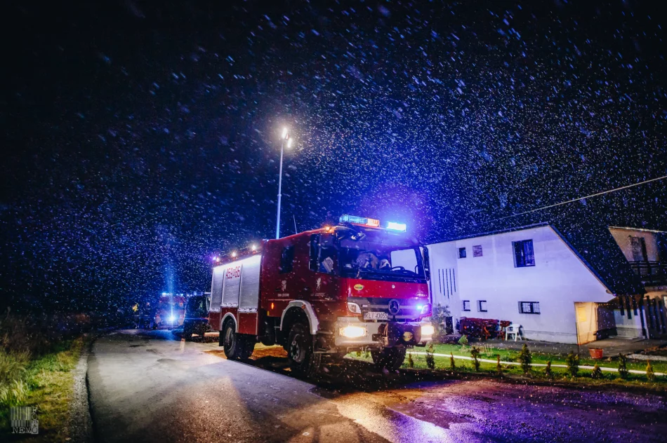 Strażacy gasili pożar zabudowań gospodarczych - zdjęcie 13