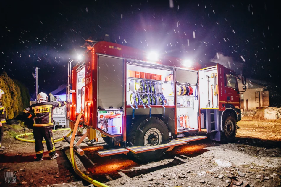 Strażacy gasili pożar zabudowań gospodarczych - zdjęcie 14
