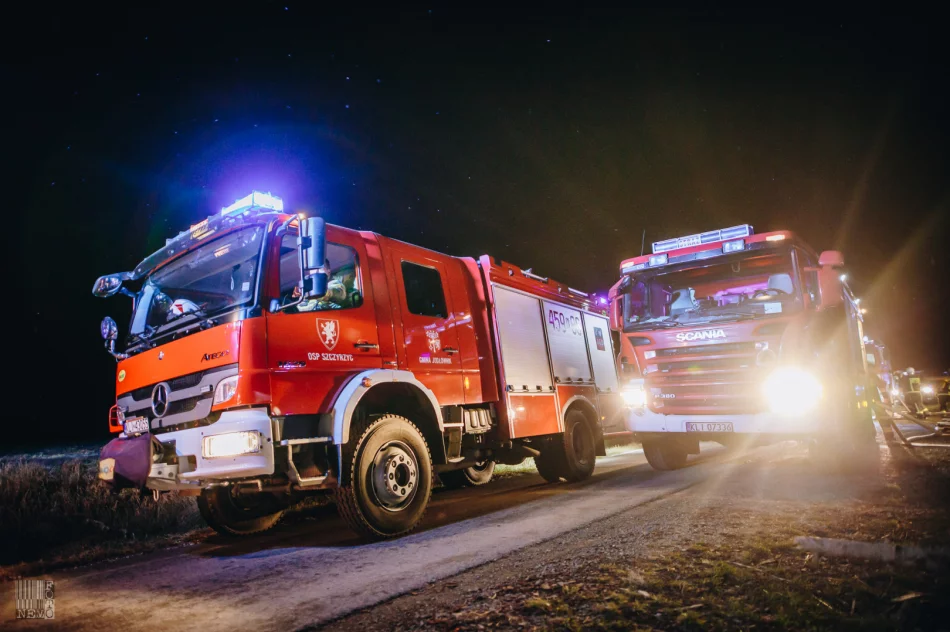 Strażacy gasili pożar zabudowań gospodarczych - zdjęcie 15