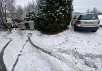 Dachowanie na śliskiej drodze, dwie osoby poszkodowane - zdjęcie główne