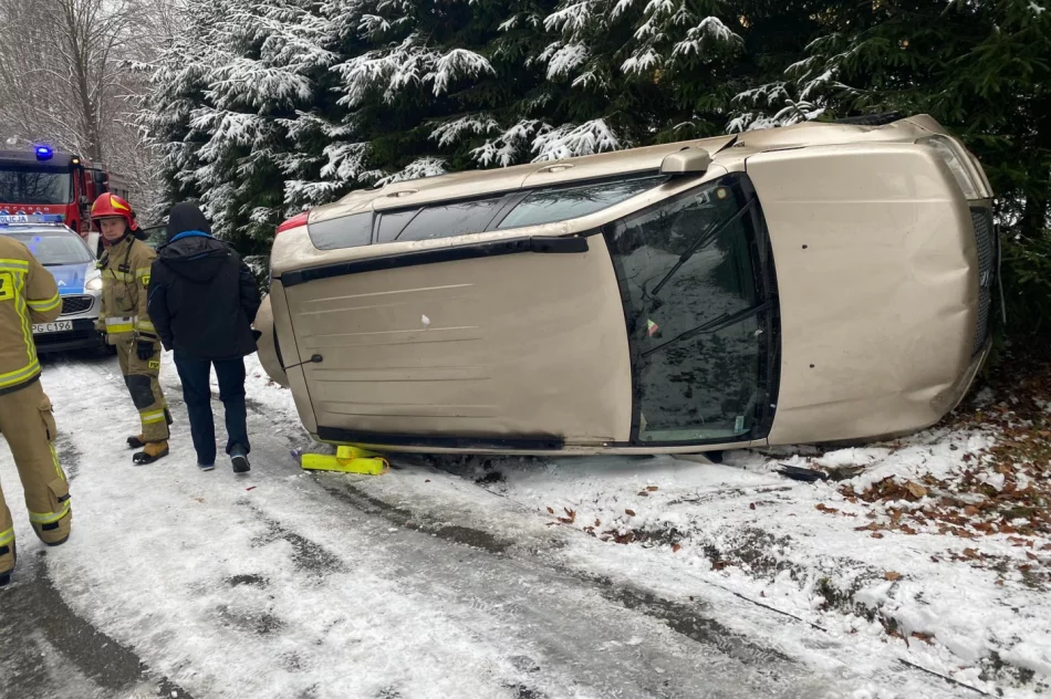 Dachowanie na śliskiej drodze, dwie osoby poszkodowane - zdjęcie 2