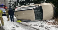 Dachowanie na śliskiej drodze, dwie osoby poszkodowane - zdjęcie 2