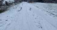 Dachowanie na śliskiej drodze, dwie osoby poszkodowane - zdjęcie 3