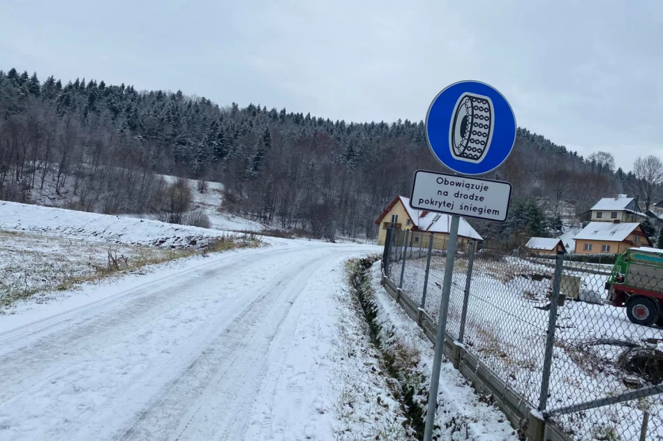 Dachowanie na śliskiej drodze, dwie osoby poszkodowane - zdjęcie 4