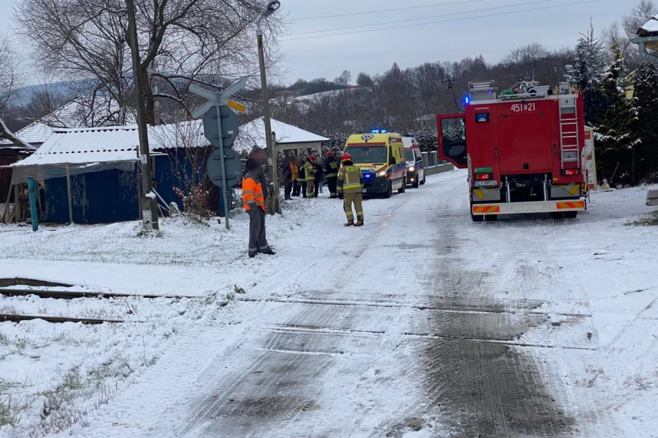 Dachowanie na śliskiej drodze, dwie osoby poszkodowane - zdjęcie 5