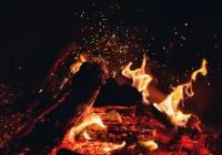 Ostrzeżenie dla powiatu limanowskiego. Zakaz eksploatacji kominków i ogrzewaczy pomieszczeń na węgiel lub drewno - zdjęcie główne