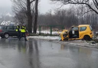 Groźnie wyglądające zderzenie czołowe i duże utrudnienia. Jedna osoba ranna - zdjęcie główne