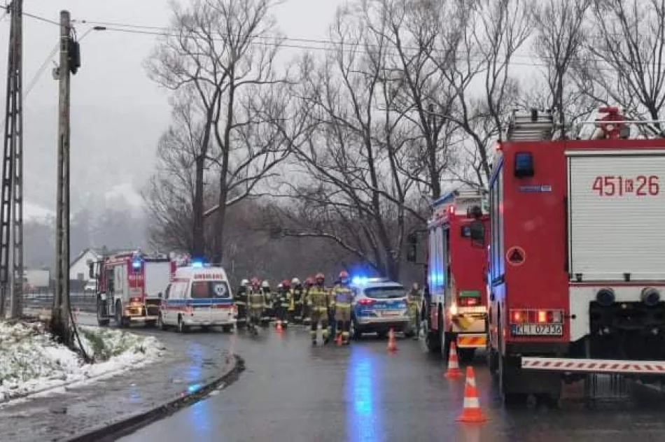 Groźnie wyglądające zderzenie czołowe i duże utrudnienia. Jedna osoba ranna - zdjęcie 3