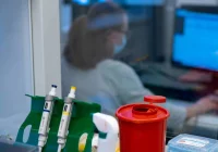 Dużo zakażeń i ogromna liczba zgonów. Badania: trzecia dawka chroni przed Omikron - zdjęcie główne