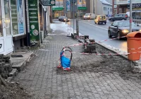 Latarnia… na środku chodnika - zdjęcie główne