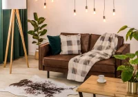 Lampy wiszące do salonu z antresolą. Czym kierować się podczas wyboru? - zdjęcie główne