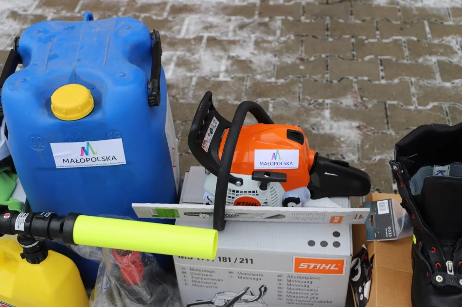 Nowy sprzęt przekazany podczas odbioru zmodernizowanej remizy - zdjęcie 2