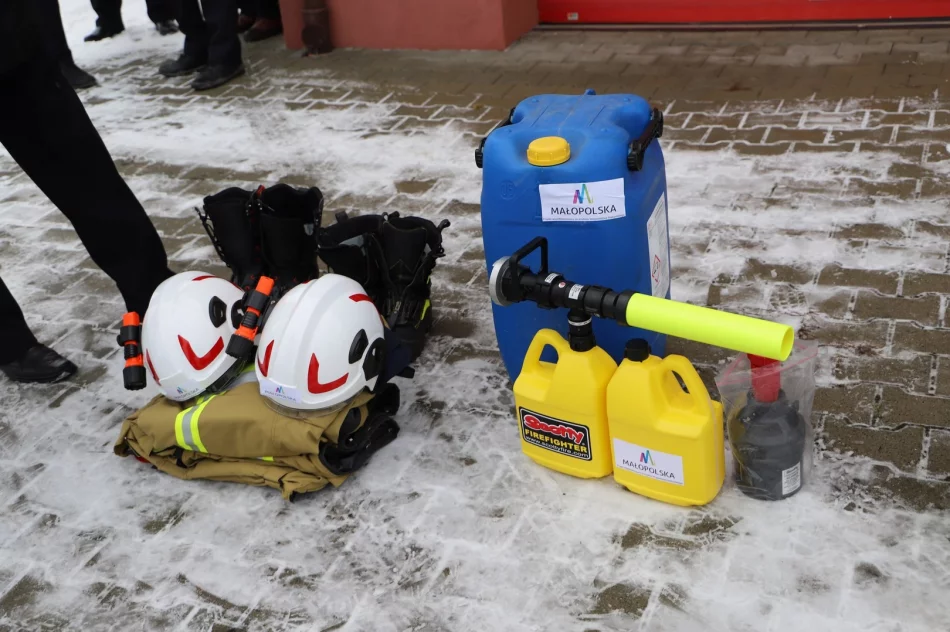 Nowy sprzęt przekazany podczas odbioru zmodernizowanej remizy - zdjęcie 4